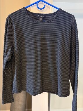 ATHLETA ESSENTIAL TEE  SZ.L  EUC. Black with White pin stripes